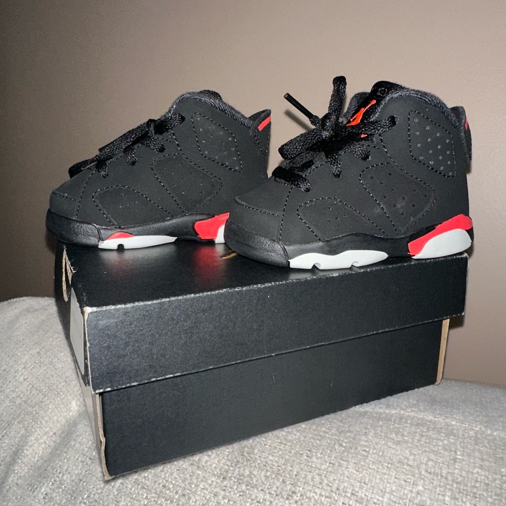 RARE🔥Jordan 6 Retro Sneakers Black Infrared